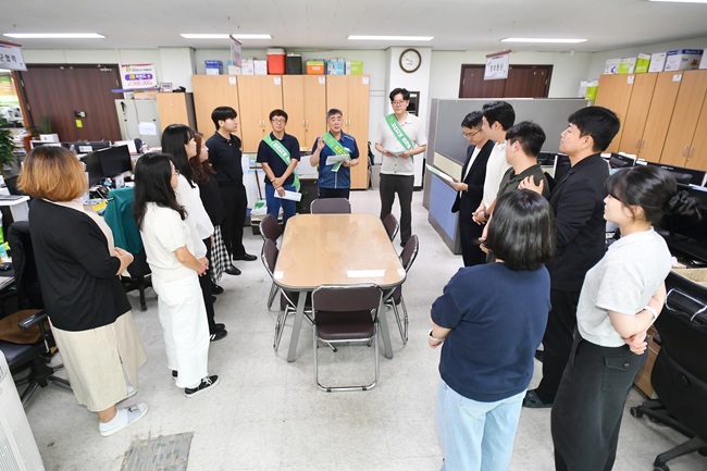 ▲ 화천군청 공무원 노동조합(위원장 전종현)이 지난 16일 군청 각 실과소를 순회하며, 자발적으로 화천사랑상품권 구매 확대 캠페인을 전개했다. 이미 군청 직원 대다수가 매월 급여 일부로 화천사랑상품권을 구매하고 있지만, 이를 더욱 확대해 지역경제에 조금이라도 더 보탬이 되자는 취지다. ⓒ화천군
