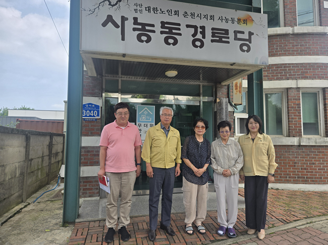▲ 유지영 복지보건국장을 비롯해 노인복지과장 등 관계 공무원이 16일 춘천시 사농동 경로당 무더위쉼터를 방문해 운영 실태를 점검하고 현장 의견을 청취했다. ⓒ강원특별자치도