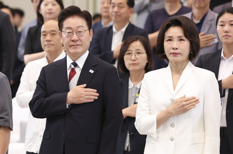 ▲ 이재명 대통령과 김혜경 여사가 17일 청와대 영빈관에서 열린 '빛의 위원회' 출범 기념 시민 초청 행사에서 참석자들과 국민의례를 하고 있다. ⓒ뉴시스