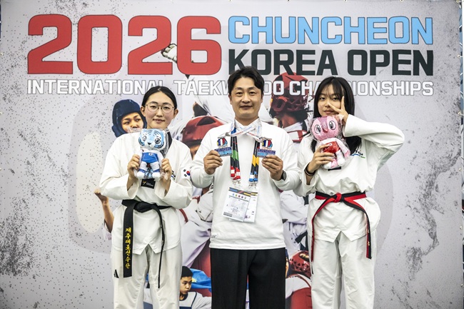 ▲ '2026 춘천코리아오픈국제태권도대회'가 19일 춘천 송암스포츠타운 에어돔에서 열린 가운데 입상 선수들이 시상식 후 기념촬영을 하고 있다. ⓒ춘천시