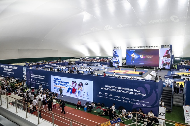 ▲ '2026 춘천코리아오픈국제태권도대회'가 19일 춘천 송암스포츠타운 에어돔에서 열린 가운데 국내외 관람객들이 선수들의 경기를 지켜보며 응원을 보내고 있다. ⓒ춘천시