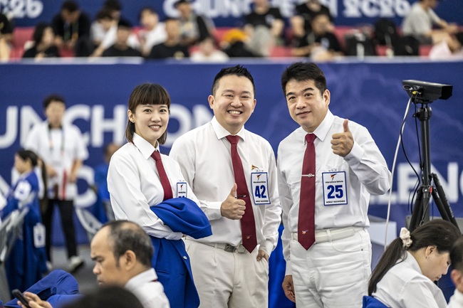 ▲ '2026 춘천코리아오픈국제태권도대회'가 19일 춘천 송암스포츠타운 에어돔에서 열린 가운데 심판진들이 카메라를 보며 포즈를 취하고 있다. ⓒ춘천시