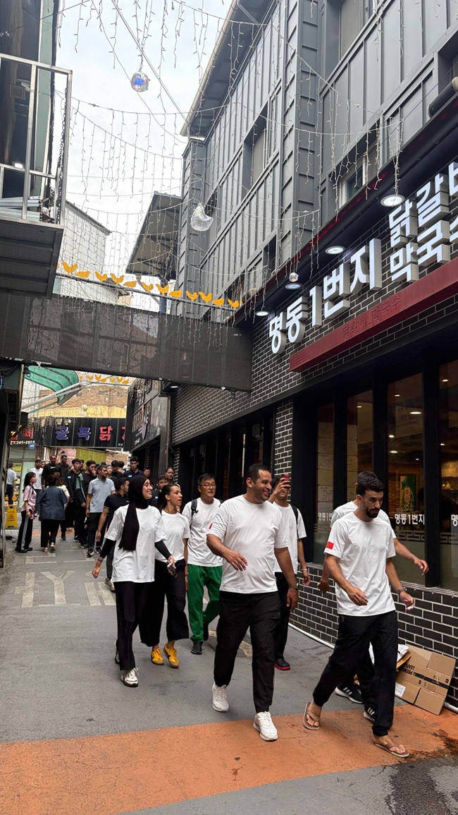 ▲ 국제태권도대회를 찾은 국내외 선수단과 관광객들의 발길이 명동상점가로 이어지며 원도심에 활기를 더했다. ⓒ춘천시