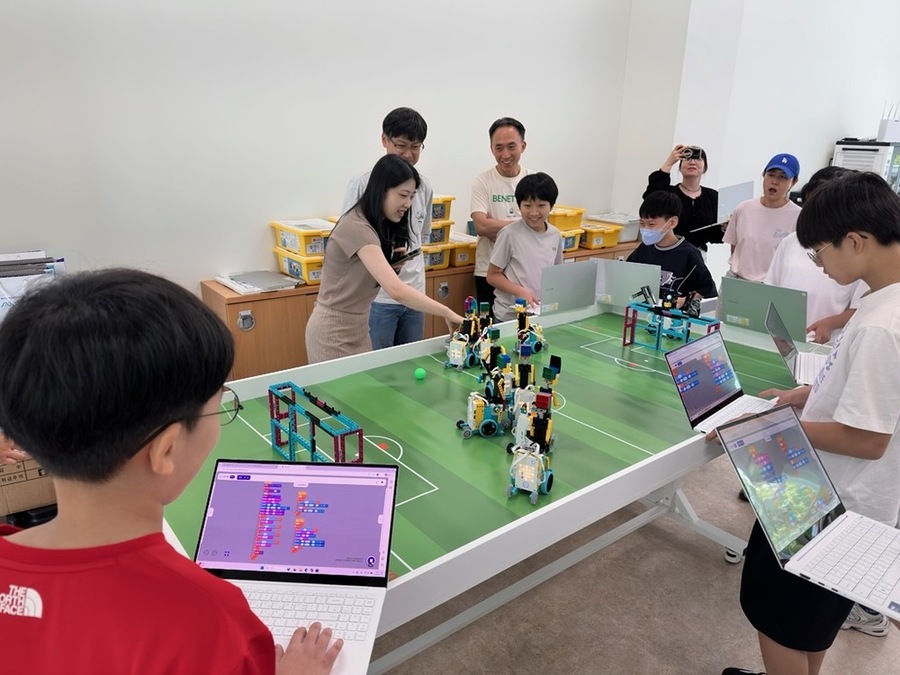 ▲ 초등학교 5~6학년 학생과 학부모가 지난 11일 AI교육원에서 열린 ‘2026 로봇 월드컵: 광주AI 스파이크 리그’에서 직접 제작하고 코딩한 레고 축구 로봇으로 경기를 펼치고 있다.ⓒ전남광주통합특별시교육청 제공