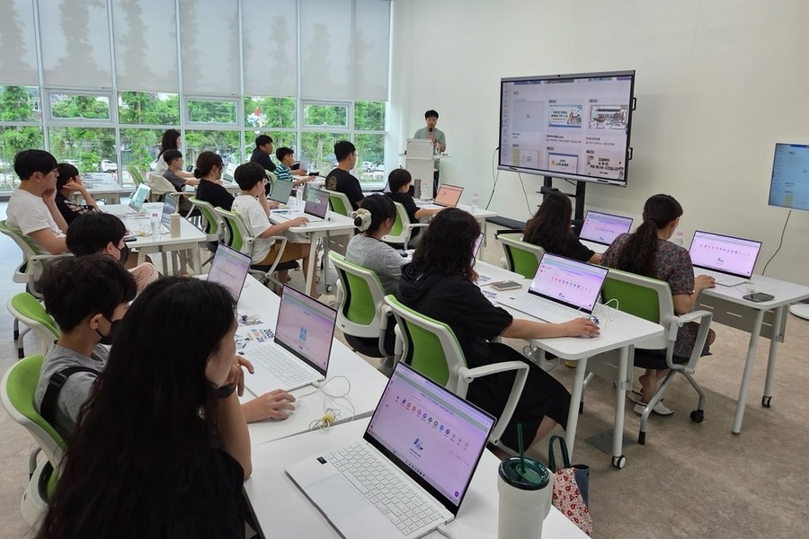 ▲ 초등학교 5~6학년 학생과 학부모가 지난 18일 AI교육원에서 열린 ‘우리 가족 AI 크리에이터’ 프로그램에서 캔바를 활용해 이미지와 영상 등 다양한 디지털 콘텐츠를 함께 제작하고 있다.ⓒ전남광주통합특별시교육청 제공