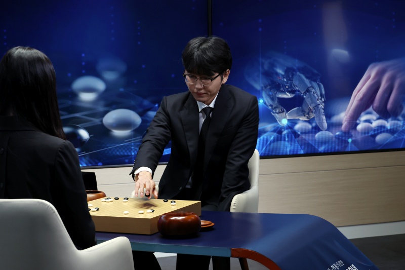 ▲ 지난 17일 서울 한국경제TV 스튜디오에서 열린 쎈수학-한경 기신전 신진서 9단 대 공개 바둑 AI 프로그램 카타고의 경기, 신진서 9단이 수를 놓고 있다. ⓒ뉴시스