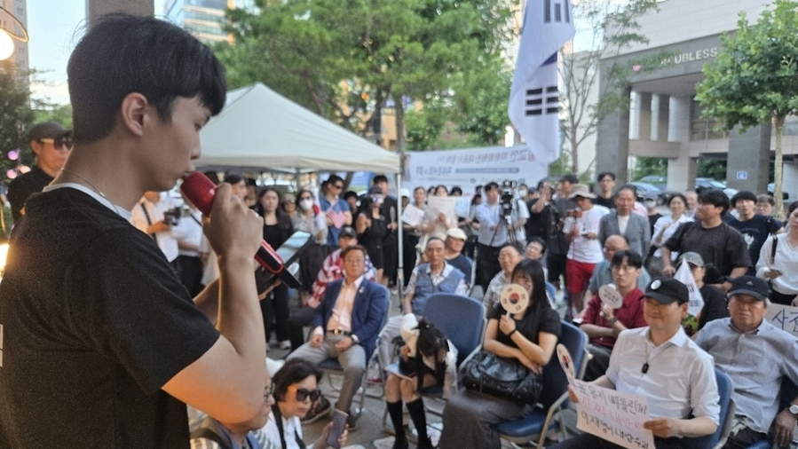 ▲ 지난 15일 광주시선관위 앞에서 '선관위 해체 및 재선거를 요구하는 광주시민청년학생모임' 주최로 개최된 자유콘서트에서 청년의 발언을 장동혁 대표가 듣고 있다.ⓒ광주시민청년학생모임 제공