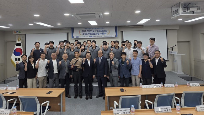▲ 원주시가 지난 16일 한국폴리텍대학 원주캠퍼스에서 '반도체기업 취업연계 맞춤과정 수료식'을 개최했다. 이날 수료식에는 김정남 원주시 부시장을 비롯해 권민수 한국폴리텍대학 원주캠퍼스 학장, 김현수 ㈜디에스테크노 부사장, 김종태 대학발전위원회 회장과 교육생 20명 등이 참석했다. ⓒ이달수기자