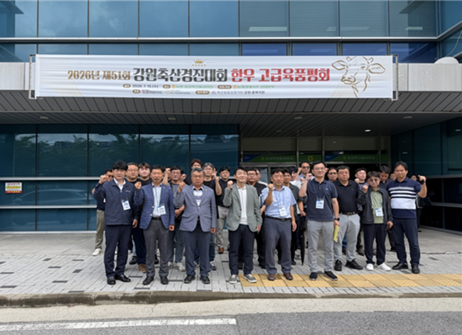 ▲ 양구군 국토정중앙면 대월리 이정재 농가가 '2026년 제51회 강원축산경진대회 한우 고급육 품평회' 출품축 평가에서 최우수상을 수상했다. ⓒ양구군
