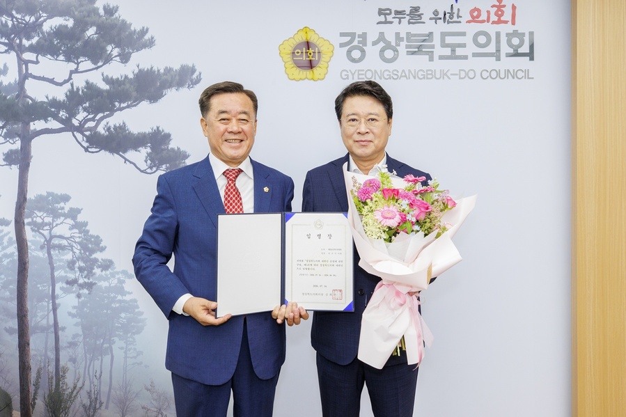 ▲ 지난 16일 경북도의회 의장실에서 열린 임명식에서 대변인으로 공식 임명된 연규식 의원(오른쪽). 왼쪽은 김희수 경북도의회 의장.ⓒ경북도의회