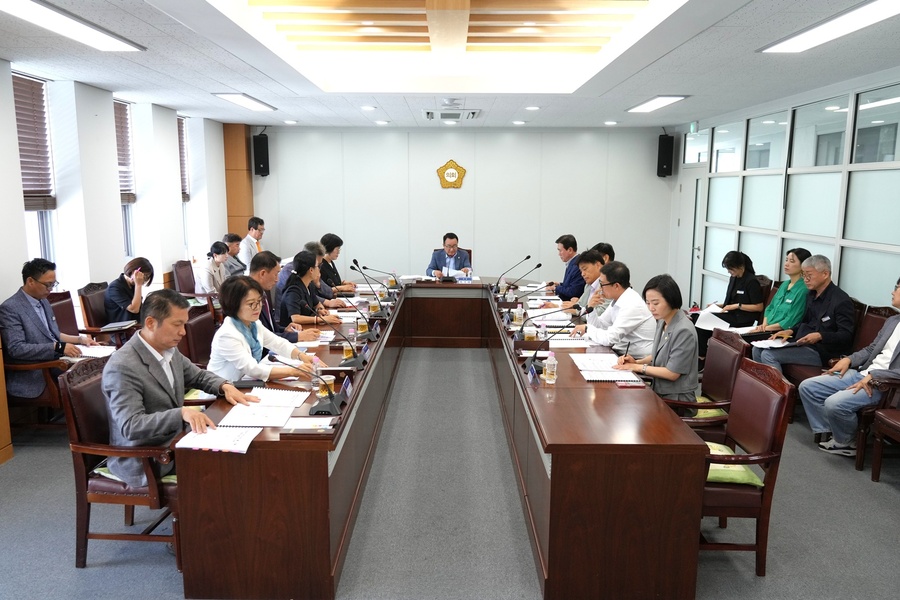 ▲ 영천시의회는 최근 하기태 의장 주재로 첫 의원 정례회를 열고 집행부로부터 인구 증가 정책 지원 조례 개정안, 금호초 학교복합시설 조성, 금호읍 공공체육시설 건립, 야사지구 토지구획정리사업, 대구 시내버스 808번 노선 운영 등 주요 현안에 대한 보고를 받았다.ⓒ영천시의회