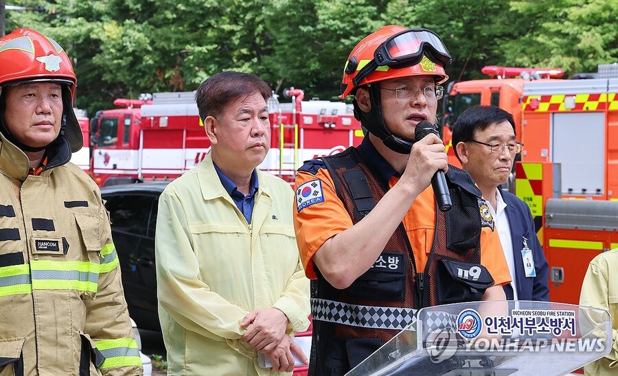 ▲ 전재인 인천 서부소방서 119재난대응과장이 19일 오전 인천 서해구 석남동 쿠팡 물류센터 화재 현장에서 브리핑하고 있다. ⓒ연합뉴스 제공