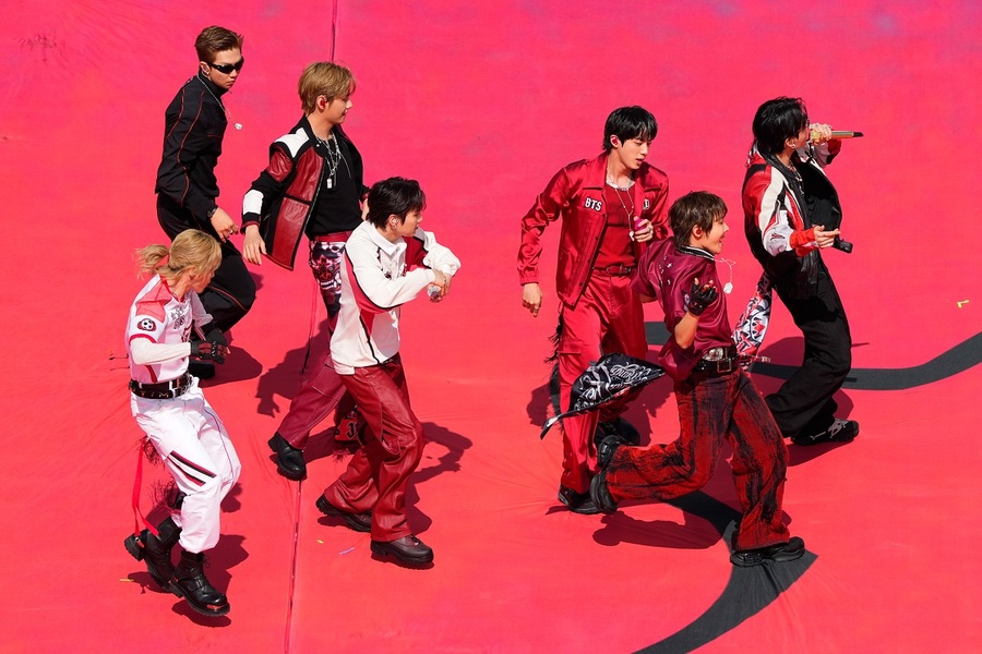 ▲ BTS가 북중미 월드컵 결승전 하프타임 쇼에서 공연을 하고 있다.ⓒ연합뉴스 제공