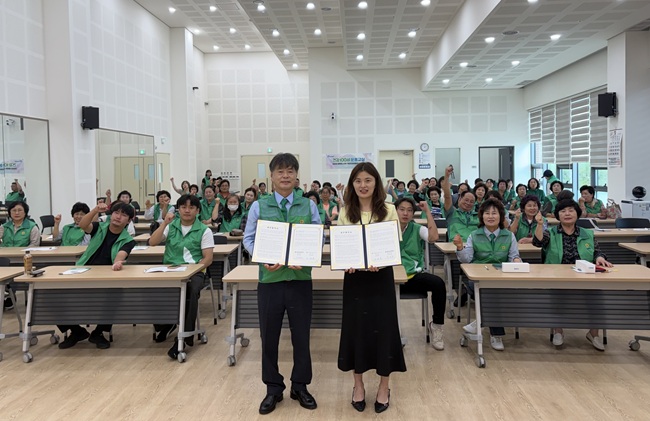 ▲ 삼척시정신건강복지센터(센터장 심유화)가 지난 11일 새마을운동삼척시지회(회장 이해영)와 지역주민의 정신건강 증진 및 생명존중문화 조성을 위한 업무협약(MOU)을 체결했다. 협약에 따라 양 기관은 복지 사각지대 해소를 위한 유기적인 협력체계를 구축한다. ⓒ삼척시