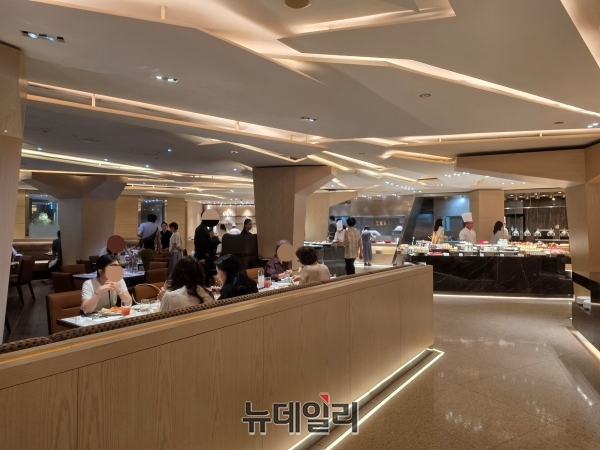 ▲ 16일 웨스틴 조선 서울 '아리아' 전경. 평일 낮임에도 만석을 기록했다. ⓒ최신혜 기자
