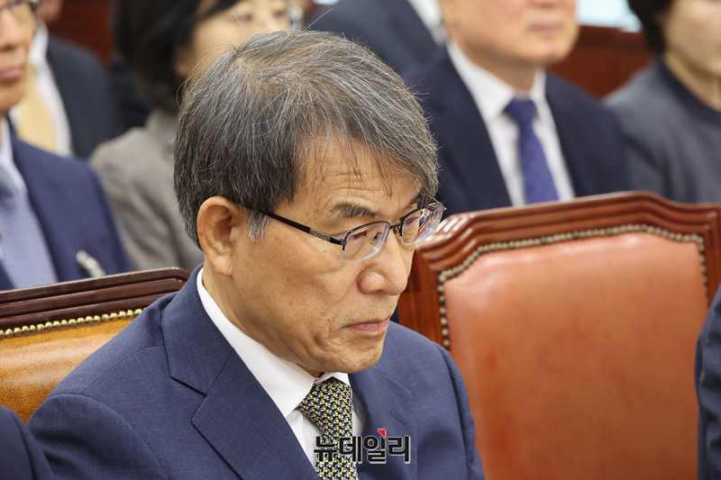 ▲ 노태악 전 중앙선관위원장이 지난 14일 국회에서 열린 투표용지 부족사태 등 국민 참정권 침해 진상규명 및 선거관리 개혁을 위한 국정조사특별위원회 제1차 청문회에서 굳은 얼굴로 앉아있다. ⓒ이종현 기자