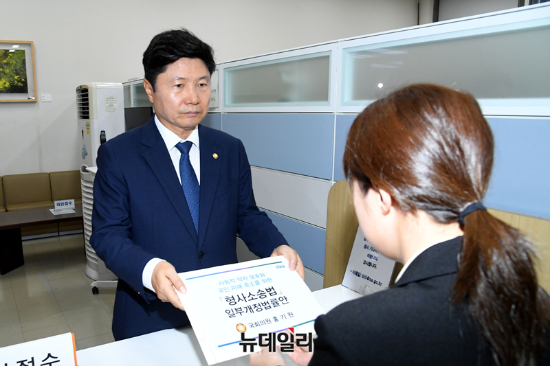 ▲ 홍기원 더불어민주당 의원이 지난 14일 국회 의안과에 보완수사권 일부 존치 형사소송법 일부개정법률안을 제출하고 있다. ⓒ이종현 기자