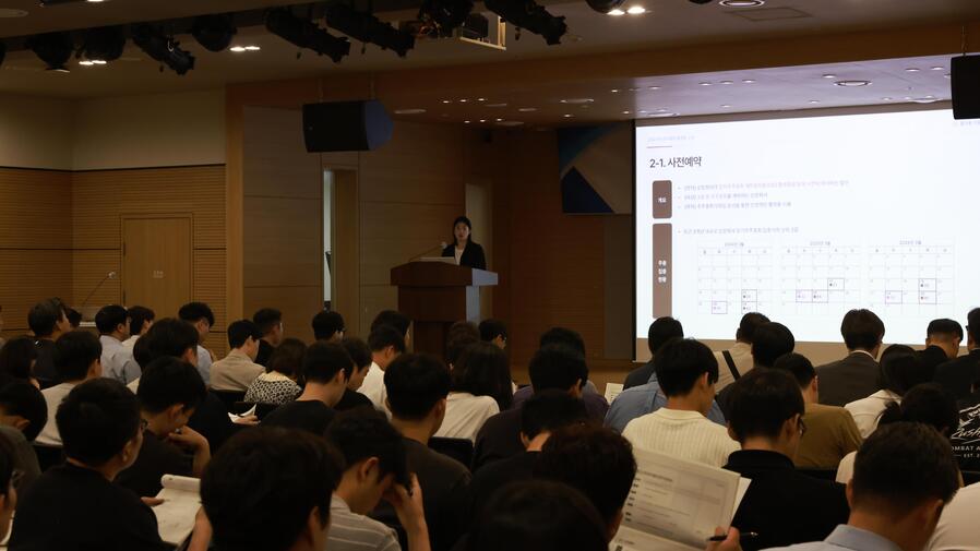 ▲ 한국예탁결제원 임사랑 차장이 지난 16일 오후 3시 상장회사회관 지하 1층 대강당에서 '전자주주총회 플랫폼 주요서비스 소개’ 주제로 발표중이다. ⓒ예탁결제원