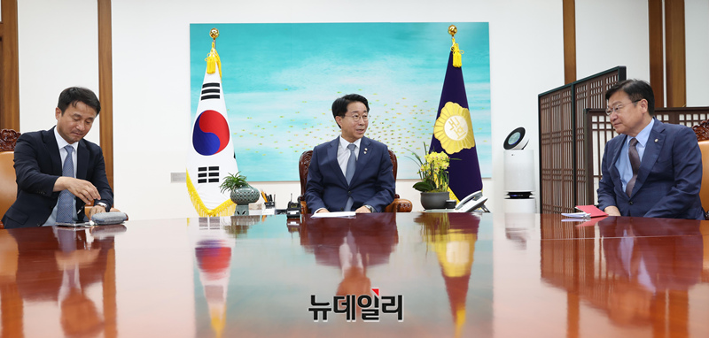 ▲ 조정식 국회의장 주재로 6월 22일 오후 국회 의장 집무실에서 한병도 더불어민주당 원내대표와 정점식 국민의힘 원내대표가 회동하고 있다.  ⓒ이종현 기자