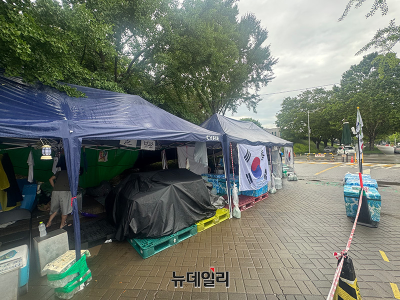 ▲ 20일 오전 서울 송파구 올림픽공원 핸드볼경기장 인근 집회 현장이 참가자 감소로 한산한 모습을 보이고 있다. ⓒ임찬웅 기자