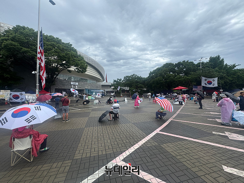 ▲ 20일 오전 서울 송파구 올림픽공원 핸드볼경기장 1~3게이트 인근에서 시민 약 30명이 집회를 이어가고 있다. ⓒ임찬웅 기자