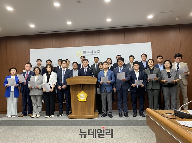 ▲ 원주시의회가 20일 기자간담회를 열고 향후 의정운영 방향에 대해 설명하고 지방의회법 제정 촉구를 하고 나섰다. ⓒ이달수기자