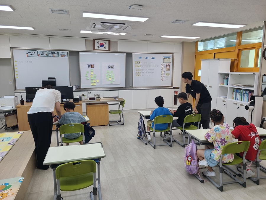▲ 경북교육청이 2학기 학교 현장의 안정적인 수업 환경 조성을 위해 ‘2026년 수업보듬이 자원봉사자(3차)’ 26명을 최종 선정하고, 오는 9월부터 각 초등학교에 배치한다(수업보듬이 활동 모습).ⓒ경북교육청