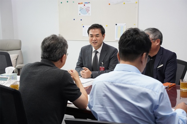 ▲ 김정남 부시장을 비롯한 재정국장, 예산과장, 첨단산업과장 등 관계 공무원들은 지난 15일 지역구 및 지역 연고 국회의원실을 차례로 방문했다. ⓒ원주시