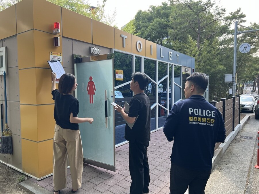 ▲ 대구 동구와 동부경찰서 관계자들이 공원 공중화장실에 설치된 양방향 비상벨 운영 상태를 점검하고 있다.ⓒ동구청