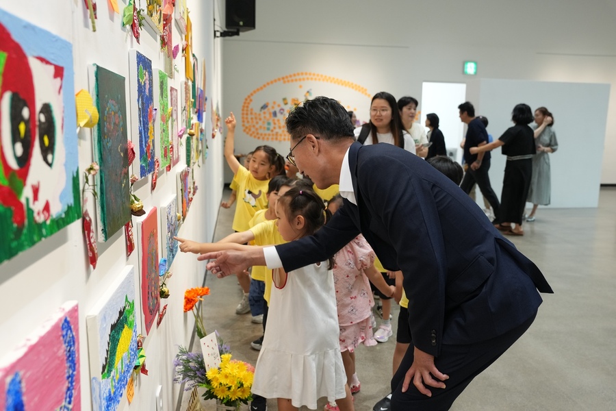 ▲ 김병삼 영천시장이 별무리아트센터에서 열린 특수교육 대상 학생 미술작품전 ‘다르게, 다시 만나다’를 관람하며 학생들의 작품을 살펴보고 있다.ⓒ영천시