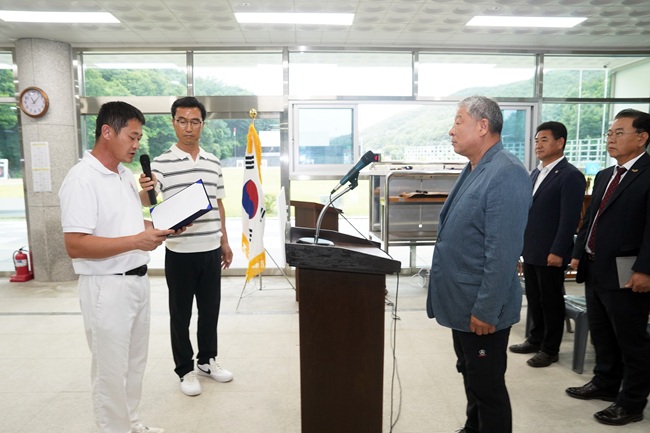 ▲ 홍천군 체육회가 주최하고 홍천군 궁도협회가 주관하는 이번 대회에는 강원특별자치도 전역에서 활약하는 선수 410명과 임원 80명 등 총 490명의 대규모 인원이 참가해 뜨거운 명승부를 펼쳤다. ⓒ홍천군