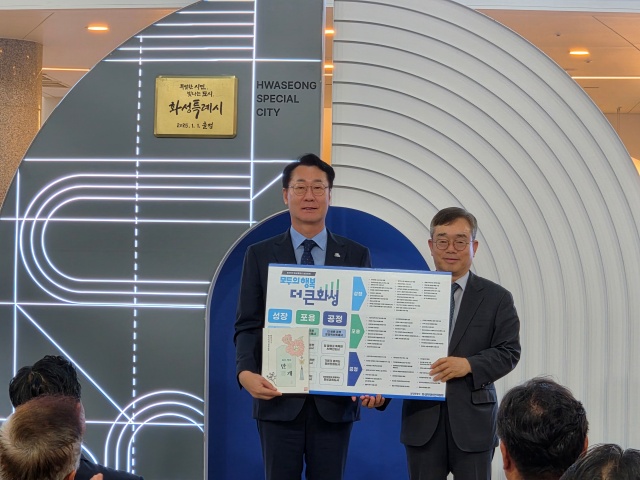 ▲ 조승문 화성미래비전위원회 위원장이 정명근 화성시장에게 정책 제안서를 전달하고 있다ⓒ정일형 기자