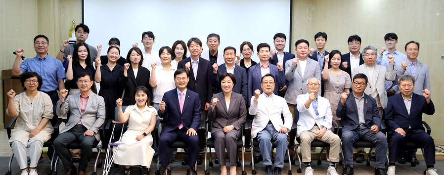 ▲ 민선 9기 전남광주통합특별시 북구청장직 인수위원회 해단식 후 신수정 북구청장이 관계자들과 함께 기념촬영을 하고있다.ⓒ전남광주통합특별시 북구청 제공