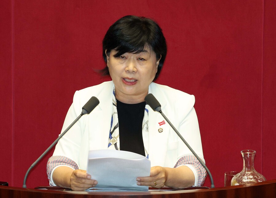 ▲ 서영교 국회 법제사법위원장이 20일 서울 여의도 국회에서 열린 제437회 국회(임시회) 제1차 본회의에서 윤석열·김건희에 의한 내란·외환 및 국정농단 행위의 진상규명을 위한 특별검사 임명 등에 관한 법률 일부개정법률안(대안)에 대해 제안설명을 하고 있다. ⓒ뉴시스