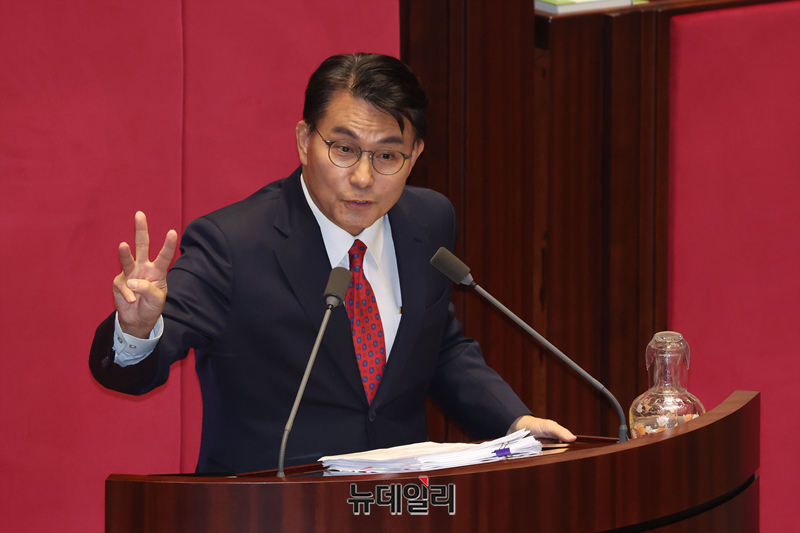 [포토] 필리버스터 시작하는 윤상현 국민의힘 의원