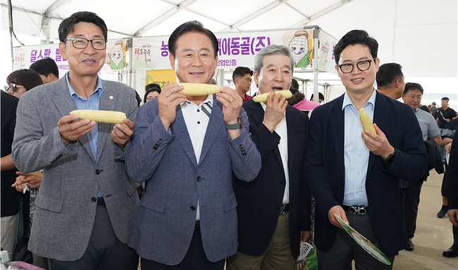 ▲ 사진 첫번째 정관교 홍천군의회 의장, 두번째 신영재 홍천군수, 세번째 전명준 홍천문화재단 이사장. ⓒ홍천문화재단