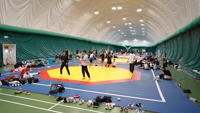 ▲ 20일 송암스포츠타운 에어돔에서 '2026 춘천코리아오픈국제태권도대회' WT G2 겨루기 경기가 열린 가운데 세계 각국 선수들이 WT G2 겨루기 경기를 앞두고 몸을 풀며 실전 준비를 하고 있다. ⓒ춘천시