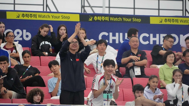 ▲ 20일 송암스포츠타운 에어돔에서 '2026 춘천코리아오픈국제태권도대회' WT G2 겨루기 경기가 열린 가운데 관람객들이 선수들을 응원하고 있다. ⓒ춘천시