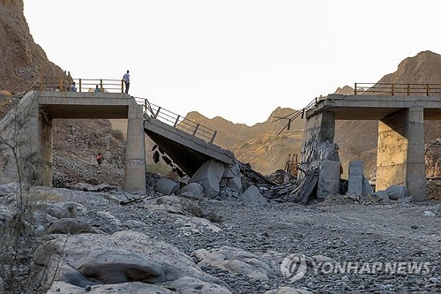 ▲ 미군의 공습을 받은 이란 도로. 출처=AFPⓒ연합뉴스