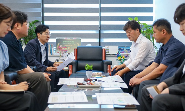 ▲ 김동일 철원군수가 지난 16일 강원관광재단을 방문해 상반기 철원군 관광 분야 업무보고를 갖고, 철원 관광자원 연계 방안을 공유했다. 이날 김 군수는 김화읍 화강 일원을 활용한 DMZ 테마 라이딩 관광, 노동당사를 활용한 미디어아트 야간관광 콘텐츠 등 신규 관광사업을 재단과 함께 연계하는 등 홍보 협조를 요청했다. ⓒ철원군