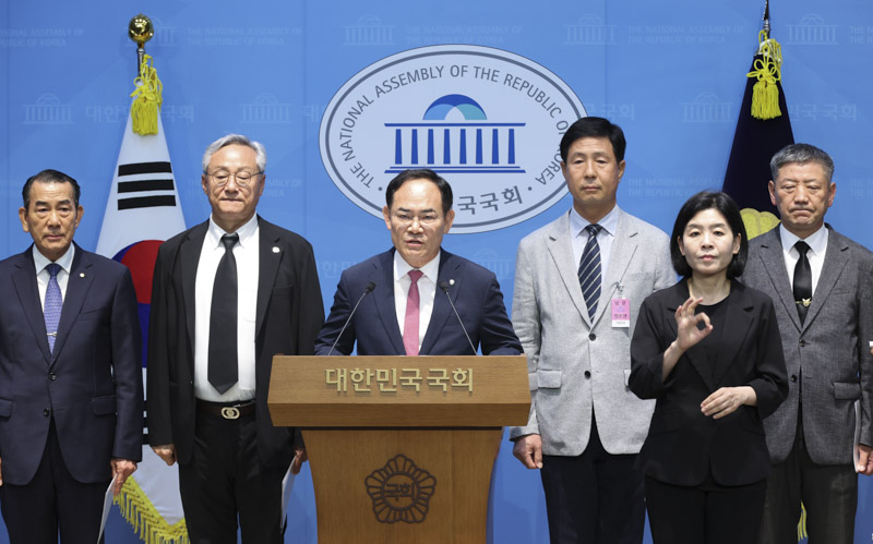▲ 임종득(왼쪽 세 번째) 국민의힘 의원이 20일 여의도 국회 소통관에서 육해공군 사관학교 통합 관련 기자회견을 하고 있다. ⓒ뉴시스