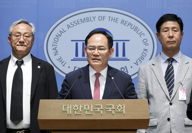 ▲ 박판준 육군사관학교 총동창회장(왼쪽)이 임종득(가운데) 국민의힘 의원과 함께 20일 여의도 국회 소통관에서 육해공군 사관학교 통합 관련 기자회견을 하고 있다. ⓒ뉴시스
