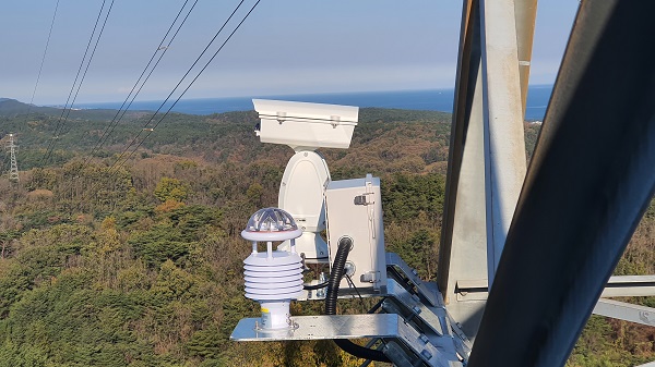 ▲ 송전철탑에 설치된 산불 감시용 CCTV.ⓒ한전 충북본부 제공