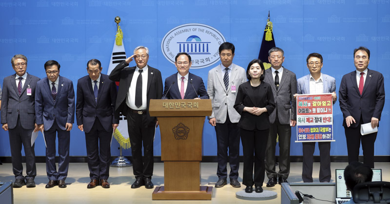 ▲ 황성진 공군사관학교 총동창회장(왼쪽 두 번째)이 20일 여의도 국회 소통관에서 육해공군 사관학교 통합 관련 기자회견을 하고 있다. ⓒ뉴시스