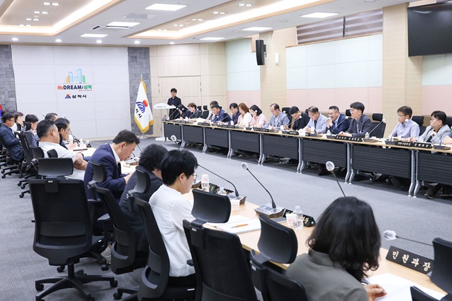 ▲ 삼척시(시장 박상수)가 20일 시청 상황실에서 민선9기 공약실천 계획 보고회를 개최하고, 시민과의 약속인 공약사업의 성공적인 이행을 위한 실행방안과 추진전략을 집중 점검했다. 민선9기 공약사업은 5대 분야 113개 공약사업으로 구성됐으며, 임기 동안 약 1조5000억 원이 소요될 것으로 추산된다. ⓒ삼척시