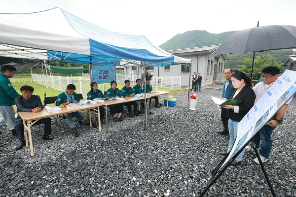 ▲ 제천시의회 산업건설위원회 위원들이 20일 동물보호센터를 찾아 현장 애로사항 등을 듣고 있다.ⓒ제천시의회 제공