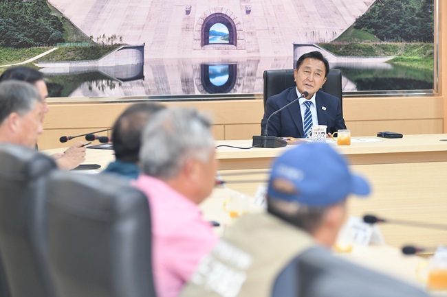 ▲ 화천군 이장연합회 운영위원 간담회가 20일 화천군청에서 김세훈 군수, 이철호 화천군 이장연합회장을 비롯한 운영위원들이 참석한 가운데 열렸다. ⓒ화천군