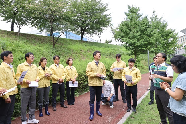 ▲ 원주시의회가 20일 집중호우로 보강토옹벽이 유실된 반곡동 혁신도시 뒷골교 인근을 방문해 피해 상황과 응급조치 현황을 점검했다. ⓒ원주시의회