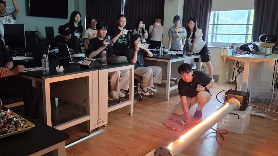 ▲ 광주지역 일반계 고2 참여학생 16명이 지난 7월 4일 광주과학고등학교에서 ‘아는 만큼 보이는 스위스 과학 여행’이라는 주제로 사전교육을 받고 있다.ⓒ전남광주통합특별시교육청 제공