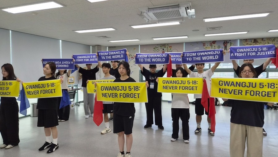▲ 광주지역 일반계 고2 참여학생 16명이 지난 7월 11일 광주창의융합교육원에서 광주와 한국을 문화를 알리기 위해 5.18. 및 K-POP 플랩시몹 연습을 하고 있다.ⓒ전남광주통합특별시교육청 제공